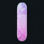 Skateboard Fille parties scintillant rose moderne nom cool pe<br><div class="desc">Patinage de style géométrique métallique argenté rose et violet clair parties scintillant fausse feuille argent. Facile à personnaliser avec votre nom dans le style de signature à la main. Peut être un cadeau mignon pour une fille ado sur Sweet 16, Quinceanera, la remise des diplômes, l'anniversaire, Noël, ou toute autre...</div>