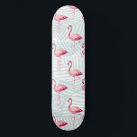 Skateboard Flamant rose rose et Feuilles de palme - Cute<br><div class="desc">Apportez une bouffée de joie estivale à votre journée avec ce design flamand lumineux et gai! Doté d'un flamant rose entouré de feuilles de palmiers verdoyants et de fleurs tropicales, cet artisanat sans texte rayonne sur les vibes de vacances et le charme tropical. Idéal pour les amateurs de plage, de...</div>