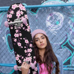 Skateboard Fleur de cerisier rose Fille noire<br><div class="desc">Branches de fleurs de cerisier rose japonaises sur un arrière - plan noir. Pour les filles qui aiment les fleurs et les motifs floraux asiatiques.</div>