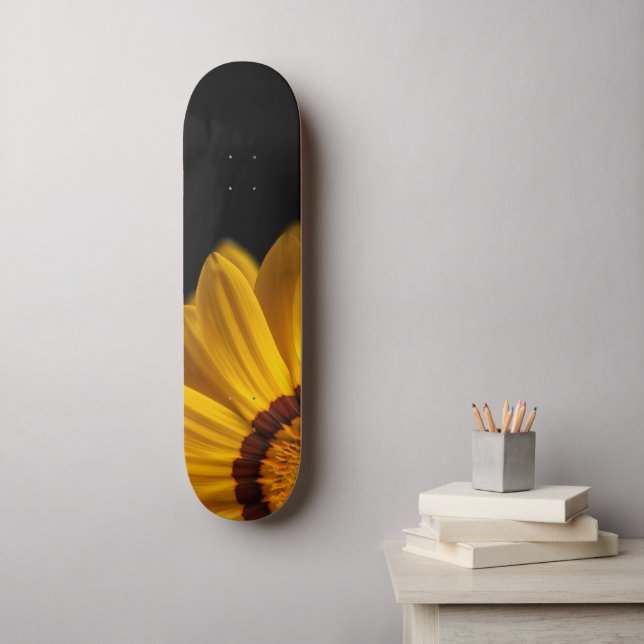 Skateboard Fleur jaune sur arrière - plan noir (Art mural)
