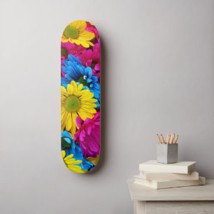 Skateboard Fleurs colorées, marguerites - Rose Jaune Bleu
