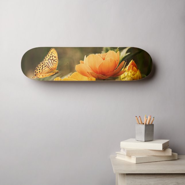 Skateboard Fleurs Jaunes Profondes et Lumineuses avec Papillo (Art mural (Horz))