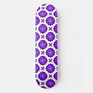 Skateboard Fleurs violettes vibrantes et motifs de feuilles