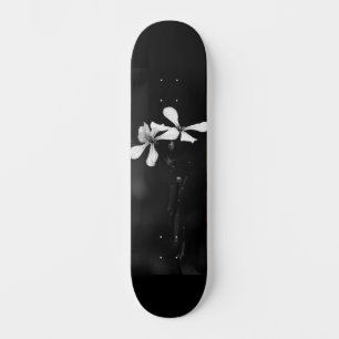 Skateboard floral noir et blanc minimal