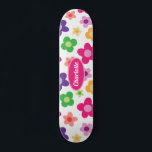 Skateboard Flore d'alimentation violet et rosePersonnalisé<br><div class="desc">Un design Flower Power rétro avec un design marguerrier en violet,  rose,  vert,  jaune et blanc. Customisez en ajoutant un nom,  des initiales ou un autre texte.</div>
