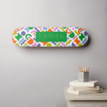 Skateboard Formes géométriques colorées Tableau de bord perso<br><div class="desc">Un design coloré et moderne aux formes géométriques. Ce design ludique s'inspire du style moderne rétro du milieu du siècle et peut être personnalisé avec un nom, un monogramme ou des initiales. Les couleurs incluses dans ce motif abstrait sont : bleu, violet, rose, vert, jaune, rose et orange contre un...</div>