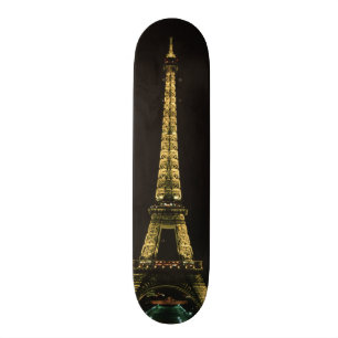 Skateboard France, Paris. Tour Eiffel le soir avec