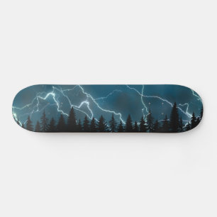 Skateboard Frappe de foudre bleue cool sur la forêt 