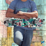 Skateboard Géométrie Abstraite avec éléments grâces<br><div class="desc">Ce skateboard design présente un mélange éclatant de formes géométriques inspirées du graffiti et de touches expressives en turquoise, rouge et noir sur un arrière - plan blanc propre. Les éléments superposés et chaotiques et les symboles abstraits créent un visuel saisissant qui mêle énergie urbaine et ambiance artistique moderne. Idéal...</div>