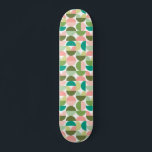 Skateboard Géométrique Moderne Vert & Pêche<br><div class="desc">Un motif géométrique moderne dans des nuances de vert et de rose. Inspiré par le design du milieu du siècle dernier,  ce motif présente des formes audacieuses et des cercles dans un style graphique moderne.</div>