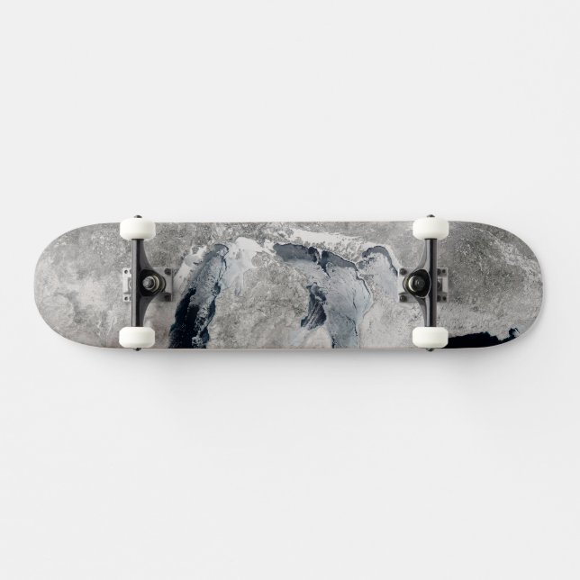 Skateboard Glace Sur Les Grands Lacs, États-Unis. (Horz)