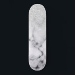 Skateboard Glamorous Silver White Glitter Marble Gradient<br><div class="desc">Ce design élégant et girly est parfait pour la fashionista branchée et élégante. Il présente un faux dégradé brillant de parties scintillant argent imprimé au sommet d'un arrière - plan motif en pierre de marbre noir et blanc. C'est glamour, chic, luxueux, moderne et classe. ***REMARQUE IMPORTANTE DE CONCEPTION : Pour...</div>