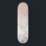 Skateboard Glamour Rose or Parties scintillant blanche Marbre<br><div class="desc">Ce design élégant et chaleureux convient parfaitement à la mode et à la mode. Il présente un dégradé d'ombre à la parties scintillant dorée imitant un rose sur un arrière - plan motif en pierre rose rose et blanc en marbre. C'est glamour, chic, luxueux, moderne et classe. ***CONCEPTION IMPORTANTE NOTE...</div>