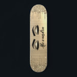 Skateboard Gold Glitter Sparkle Eyelashes Monogram<br><div class="desc">Gold Faux Foil Metallic Sparkle Parties scintillant brossé Monogramme en métal Nom et cils initiaux (Lashes),  Extensions Eyelash et Eyes Skateboard. Cela rend le cadeau parfait pour 16 ans,  mariage,  douche nuptiale,  anniversaire,  baby shower ou bachelorette cadeau pour quelqu'un décorant sa chambre dans le style cool de tendance.</div>