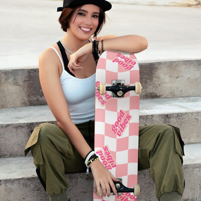 Skateboard Good Vibes Girl Pastel rose À damiers blanc (Good Vibes Girly Pastel Pink White Checkered Skateboard)