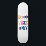 Skateboard Good Vibes uniquement Motivationnel coloré moderne<br><div class="desc">Good Vibes Uniquement pont de skateboard coloré. Un cadeau parfait ! Typographie colorée avec arrière - plan blanc.</div>