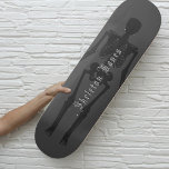 Skateboard gothique personnalisé<br><div class="desc">Libérez votre rebelle intérieur avec ce Skeleton Skateboard noir et gris. Ce n'est pas n'importe quel tableau, il mérite votre nom dessus. Alors, allez-y et faites-le votre prochain tour.</div>