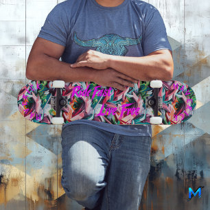 Skateboard Graffiti vibrant avec rose 'Ride Fast Live Free'