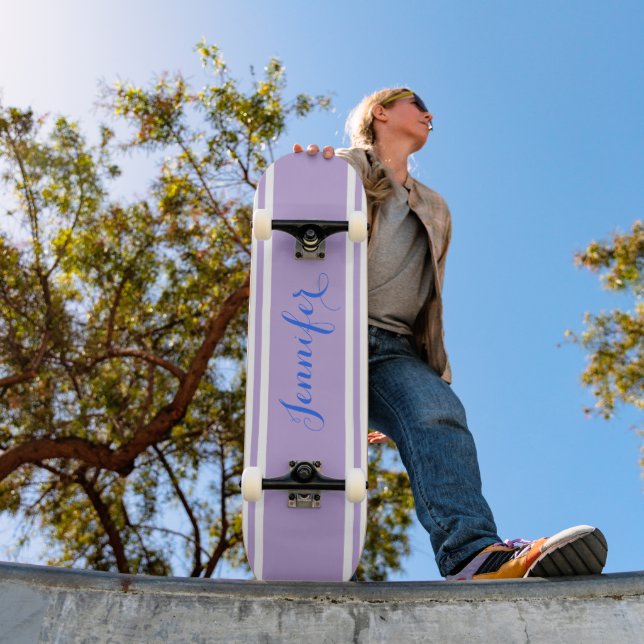 Skateboard Grand nom de script bleu, Lavender Strips sur blan (Extérieur 1)