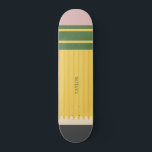 Skateboard Graphique en crayon de l'école jaune personnalisé<br><div class="desc">C'est un crayon,  non c'est un skateboard ! Ce skateboard. ressemble à un crayon classique de l'école jaune,  et il est prêt à être personnalisé avec un nom ou votre propre dicton.</div>