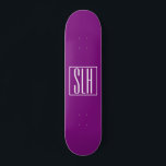 Skateboard Gras moderne 3 initiales Monogramme | Blanc et pou<br><div class="desc">Texte blanc & cadre blanc sur violet (couleur arrière - plan changeable).</div>