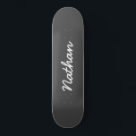 Skateboard Gris personnalisable<br><div class="desc">Skateboard personnalisable Gris. Un skateboard élégant,  noir et tendance. Personnalisez avec un nom personnel. Faites un cadeau amusant pour vous-même ou un cadeau d'anniversaire pour quelqu'un que vous aimez.</div>