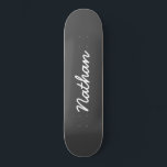 Skateboard Gris personnalisable<br><div class="desc">Skateboard personnalisable Gris. Un skateboard élégant,  noir et tendance. Personnalisez avec un nom personnel. Faites un cadeau amusant pour vous-même ou un cadeau d'anniversaire pour quelqu'un que vous aimez.</div>