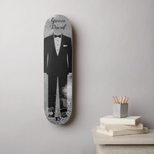 Skateboard Grooms Tux sur la marque en gris foncé
