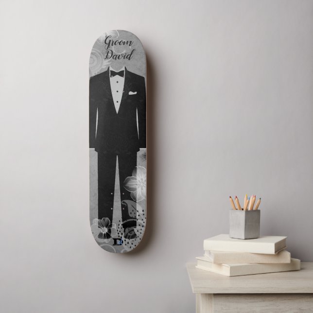 Skateboard Grooms Tux sur la marque en gris foncé (Art mural)