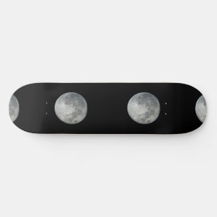 Skateboard Gros plan sur la pleine lune dans le ciel nocturne