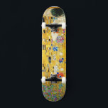 Skateboard Gustav Klimt The Kiss Vintage<br><div class="desc">Gustav Klimt Le Kiss Vintage Art Nouveau Peinture Le Kiss (En allemand : Der Kuss) a été peint par le peintre symboliste autrichien Gustav Klimt entre 1907 et 1908, le point culminant de sa période d'or, lorsqu'il peignit un certain nombre d'oeuvres dans un style doré similaire. Le tableau est largement...</div>