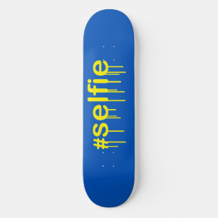 Skateboard Hashtag Selfie Drooling sur décor bleu