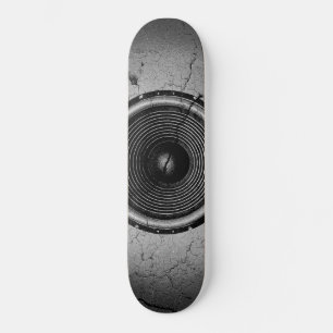 Skateboard Haut-parleur de musique sur un mur craqué