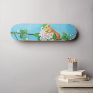 Skateboard Hazel Dormouse sur une branche fleurie