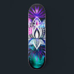Skateboard Hipster Retro Tech Turquoise Lotus Feuilles de fle<br><div class="desc">Ce design hipster et cool est parfait pour la femme de choeur. Il présente une fleur de lotus dessinée à la main et des feuilles tropicaux dans un recouvert d'un néon violet et d'un turquoise vert peint sur un arrière - plan violet de prune foncé. C'est unique, original et bohème...</div>