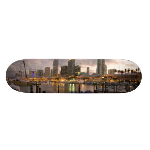 Skateboard Horizon financier de Miami au crépuscule