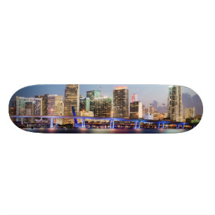 Skateboard Horizon lumineux de Miami du centre au crépuscule
