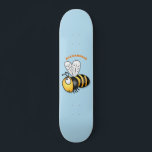 Skateboard Illustration de dessin animé d'abeilles joyeux<br><div class="desc">Partagez le dernier buzz ! Cette jolie bourde est dessinée dans un joyeux style de dessin animé.</div>