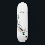 Skateboard Illustration d'un animal de cerf rose pâle d'Artsy<br><div class="desc">Cette jolie illustration artistique est une belle représentation de l'un des animaux les plus aimés de la nature. Elle est ornée d'un cerf dessiné à la main noir, avec des fleurs roses, turquoises, vertes et violettes et des arrangements feuille autour de ses bois qui sont colorés en fausse feuille d'or...</div>