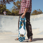 Skateboard Illustration personnalisée de canard blanc bleu ma<br><div class="desc">Ajoutez un nom ou votre propre texte personnalisé pour créer un skateboard personnalisé. Ce skateboard présente une illustration réaliste d'un canard blanc avec bec orange et pieds contre un arrière - plan bleu marine avec des plumes blanches.</div>