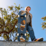 Skateboard Illustrations de Chiens de Guinée Animaux<br><div class="desc">Créez un cadeau personnalisé pour tous ceux qui aiment leur cobaye animal de compagnie presque autant qu'ils aiment le skateboard. Ce skateboard présente des illustrations de style réaliste de cobayes dressées contre un arrière - plan bleu marine avec une tache pour ajouter un nom ou un autre texte.</div>