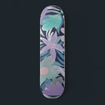 Skateboard Illustrations de Feuilles floraux violets argentés<br><div class="desc">Cette belle et élégante motif est parfaite pour une femme classe et raffinée. Il présente une feuille d'eau turquoise vert, violet lilas, rose vif et bleu poussiéreux, avec des imprimés d'illustration florale et feuille en faux imprimé en feuille d'argent sur un arrière - plan bleu marine. C'est girly, chic, joli,...</div>