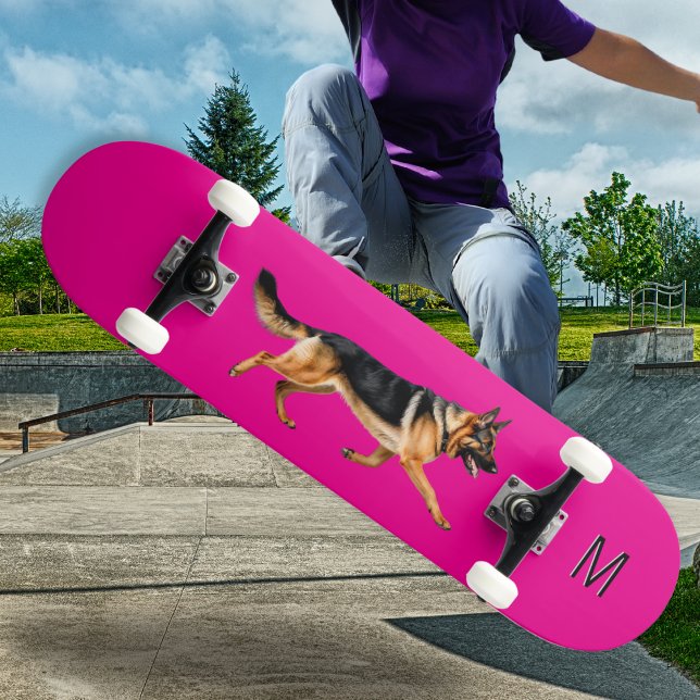 Skateboard Image de chien berger allemand rose vif avec monog (A bright pink skateboard, with picture of a German shepherd dog, personalized with monogram initial)