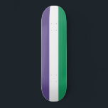 Skateboard Indicateur Suffragette<br><div class="desc">Ce dessin est orné du drapeau du mouvement des suffragettes, qui au 20ème siècle s'est battu pour le droit de vote aux élections publiques, connu sous le nom de suffrage des femmes. Le terme "suffragette" a été inventé pour la première fois pour minimiser le mouvement, mais les femmes impliquées ont...</div>