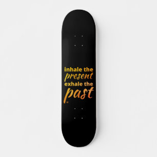 Skateboard "INHALE LE PRÉSENT..." citation inspirante