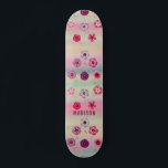 Skateboard Iridescente Moderne Fille Rose Purple Fleurs Nom<br><div class="desc">Iridescente Modern Girly Rose Purple Flowers Name possède un arrière - plan moderne coloré irisé avec des fleurs rose et violet avec votre nom personnalisé. Personnalisez en modifiant le texte dans la zone de texte fournie. Conçu par ©Evco Studio www.zazzle.com/store/evcostudio</div>