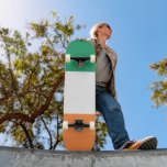 Skateboard Irlande National Flag, standard irlandais, bannièr<br><div class="desc">The Tricolor : A Symbole of Hope and Unity - The Irish Tricolor, une tapisserie vibrante de vert, blanc et orange, est devenu synonyme de l'île d'Émeraude. Ce drapeau simple mais puissant porte dans ses plis une riche histoire et un symbolisme profond. - Une naissance rebelle - Le Tricolor a...</div>
