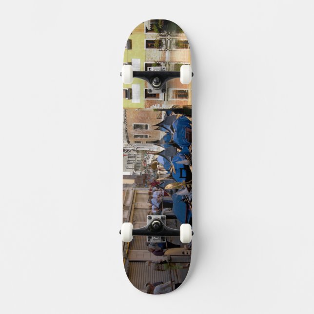 Skateboard Italie, Venise, gondoles amarrées le long d'un can (Recto)