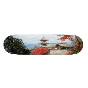 Skateboard Japon, Kyoto. Temple de Kiyomizu en couleur d'auto