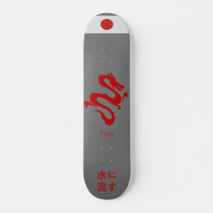 Skateboard japonais "L'eau coule" écrit :